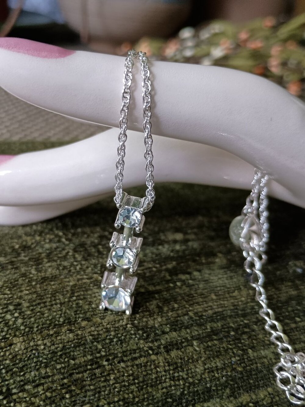 Glitzy Pendant Necklace Silver Plated with Crystals Premier Designs Jewelry 2006